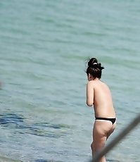 Bikini amateurs are spied on beach